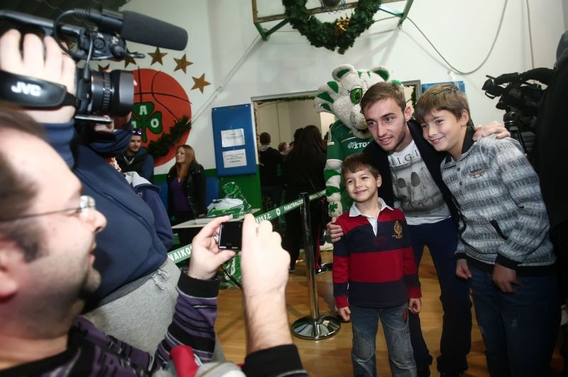 Παναθηναϊκός: Πλήθος κόσμου αλλά και Καρέλης, Ντίνας στο Bazaar (photos)