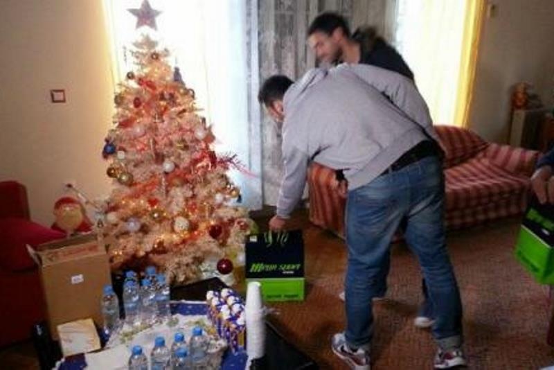Κέρκυρα: Μοίρασαν δώρα και γλυκά στα παιδιά (photos)