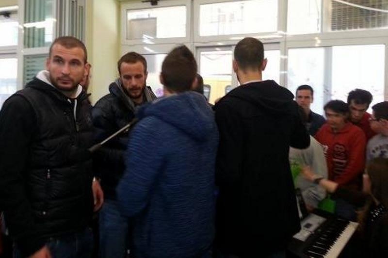 Κέρκυρα: Μοίρασαν δώρα και γλυκά στα παιδιά (photos)