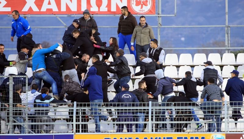 Πλατανιάς – ΟΦΗ: Το ξύλο στις κερκίδες! (photos)