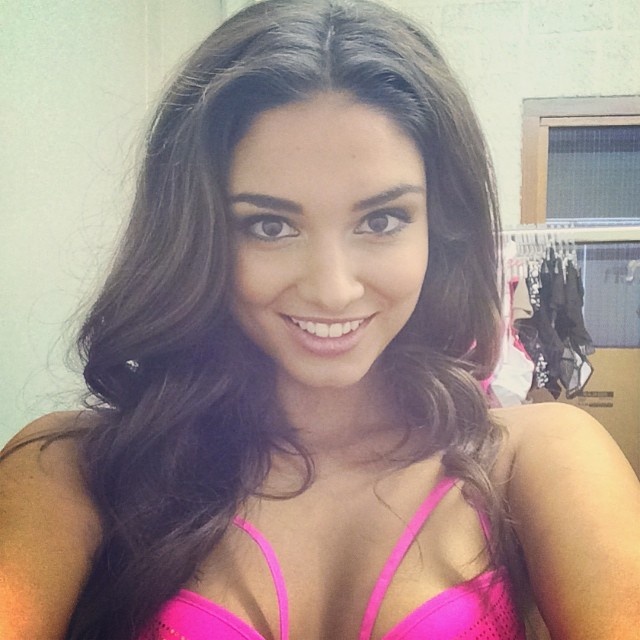 Αστέρας της Τσέλσι «σκόραρε» ... παράνομα με την Μις Ολλανδία   (photos)