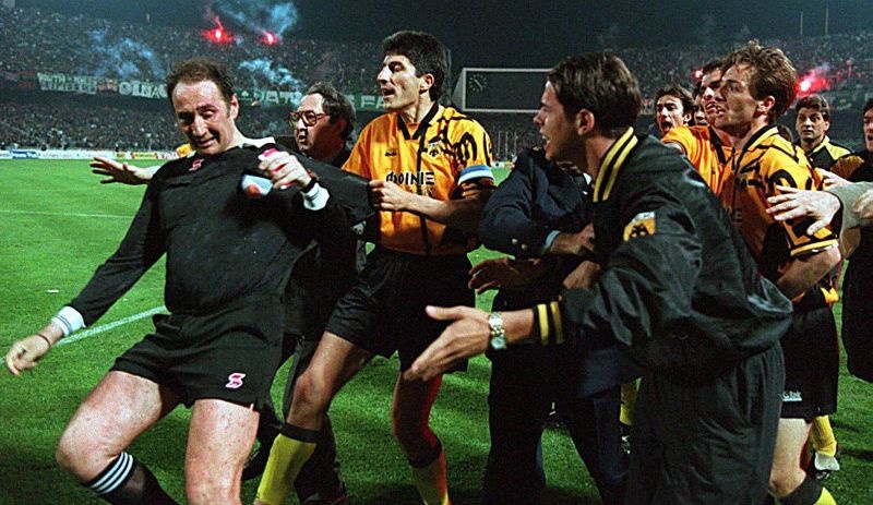 Όταν το χορτάρι γίνεται… ρινγκ! (photos+videos)