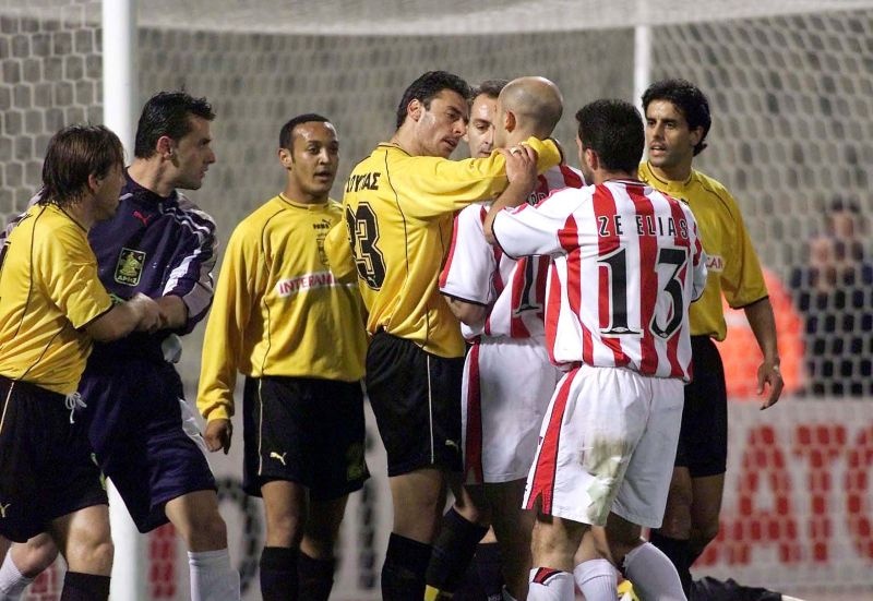 Όταν το χορτάρι γίνεται… ρινγκ! (photos+videos)