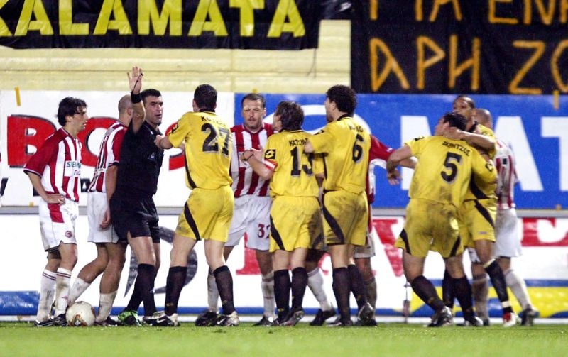 Όταν το χορτάρι γίνεται… ρινγκ! (photos+videos)