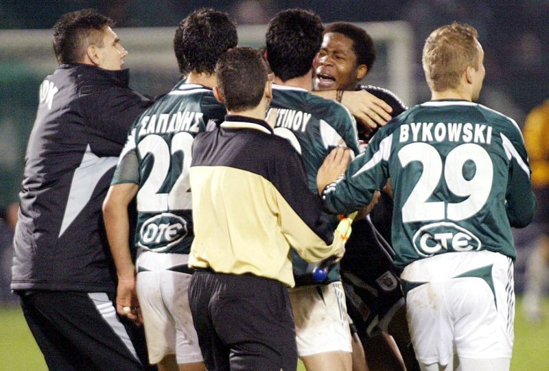 Όταν το χορτάρι γίνεται… ρινγκ! (photos+videos)