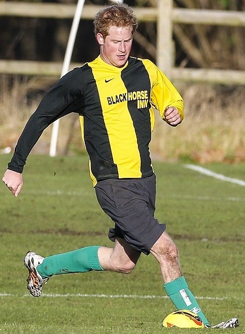 Άσφαιροι Πρίγκιπας Χάρι και Τζέιμς Μίντλετον στον χριστουγεννιάτικο αγώνα (photos+videos)