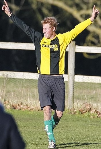 Άσφαιροι Πρίγκιπας Χάρι και Τζέιμς Μίντλετον στον χριστουγεννιάτικο αγώνα (photos+videos)