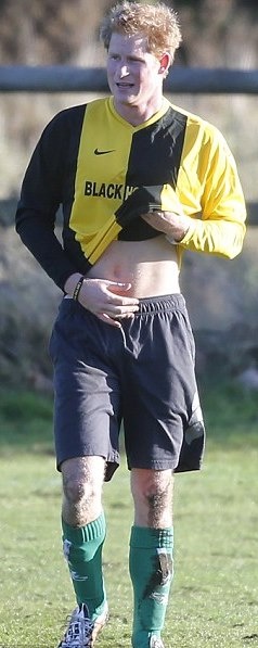 Άσφαιροι Πρίγκιπας Χάρι και Τζέιμς Μίντλετον στον χριστουγεννιάτικο αγώνα (photos+videos)