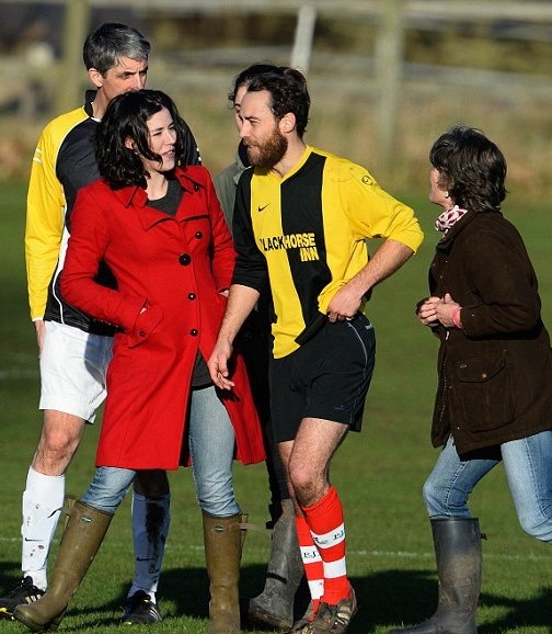 Άσφαιροι Πρίγκιπας Χάρι και Τζέιμς Μίντλετον στον χριστουγεννιάτικο αγώνα (photos+videos)