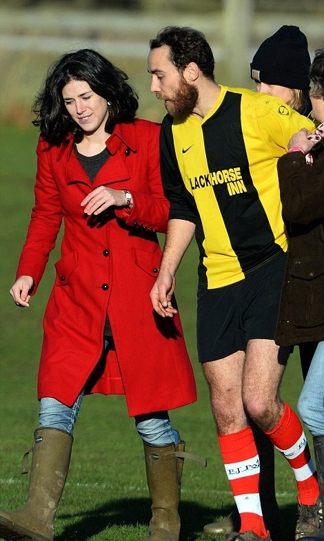 Άσφαιροι Πρίγκιπας Χάρι και Τζέιμς Μίντλετον στον χριστουγεννιάτικο αγώνα (photos+videos)