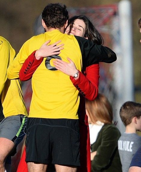 Άσφαιροι Πρίγκιπας Χάρι και Τζέιμς Μίντλετον στον χριστουγεννιάτικο αγώνα (photos+videos)