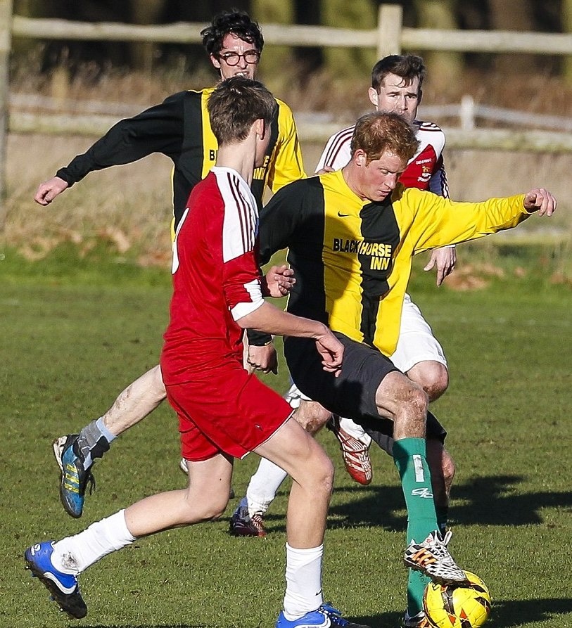 Άσφαιροι Πρίγκιπας Χάρι και Τζέιμς Μίντλετον στον χριστουγεννιάτικο αγώνα (photos+videos)