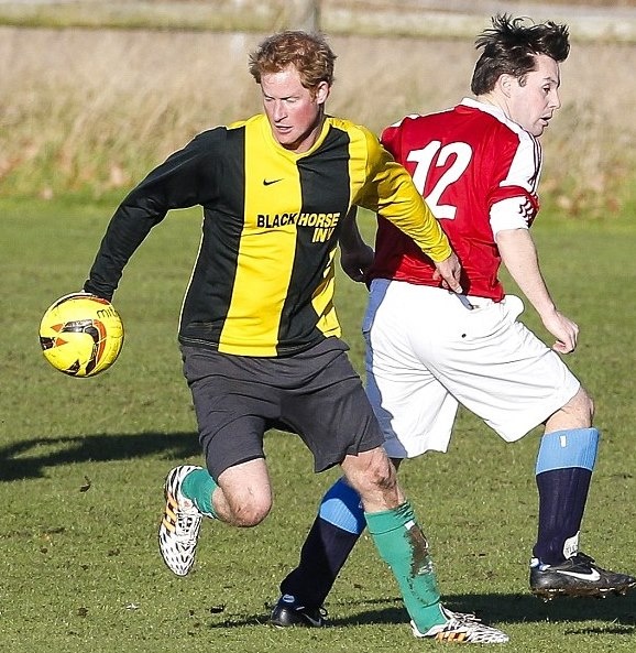 Άσφαιροι Πρίγκιπας Χάρι και Τζέιμς Μίντλετον στον χριστουγεννιάτικο αγώνα (photos+videos)