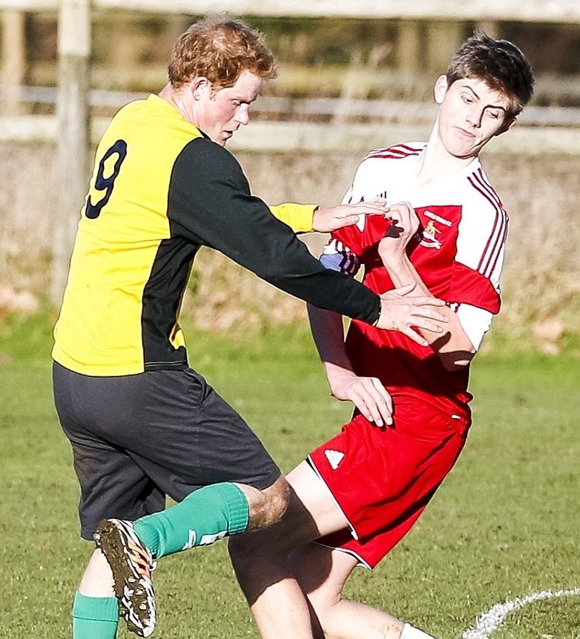 Άσφαιροι Πρίγκιπας Χάρι και Τζέιμς Μίντλετον στον χριστουγεννιάτικο αγώνα (photos+videos)