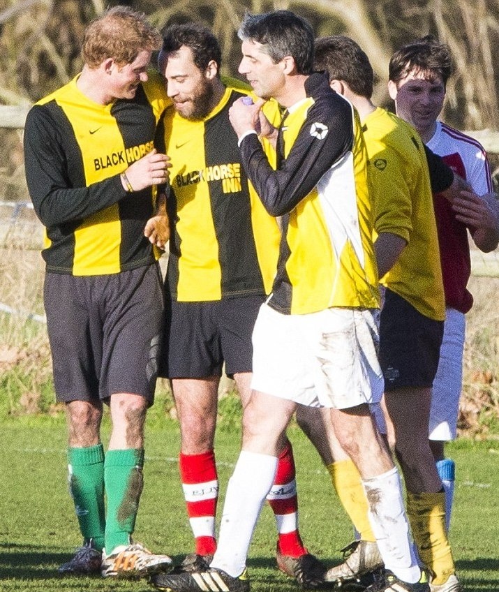 Άσφαιροι Πρίγκιπας Χάρι και Τζέιμς Μίντλετον στον χριστουγεννιάτικο αγώνα (photos+videos)