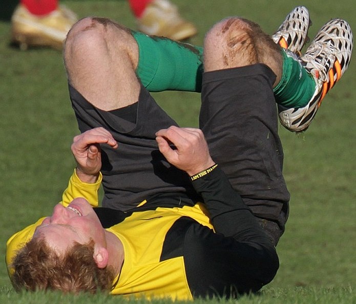 Άσφαιροι Πρίγκιπας Χάρι και Τζέιμς Μίντλετον στον χριστουγεννιάτικο αγώνα (photos+videos)