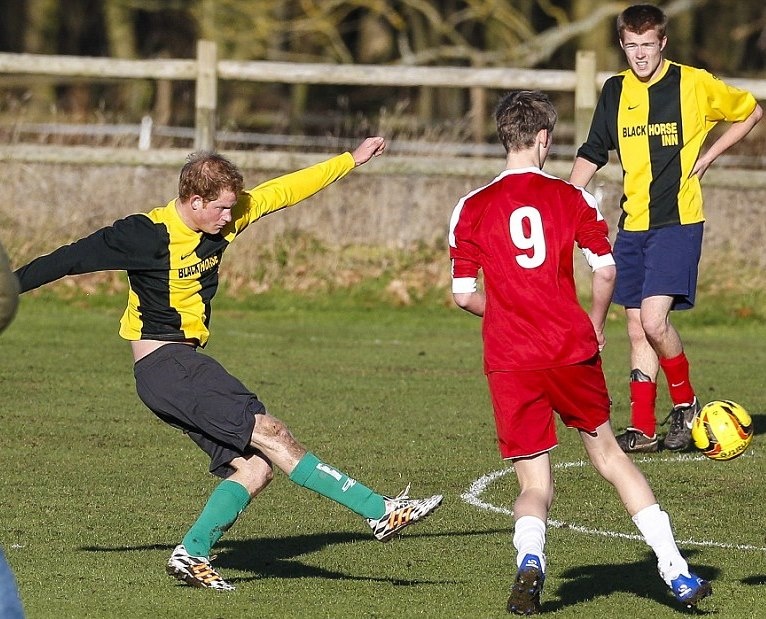 Άσφαιροι Πρίγκιπας Χάρι και Τζέιμς Μίντλετον στον χριστουγεννιάτικο αγώνα (photos+videos)