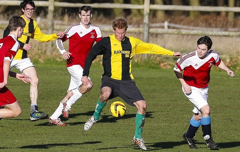 Άσφαιροι Πρίγκιπας Χάρι και Τζέιμς Μίντλετον στον χριστουγεννιάτικο αγώνα (photos+videos)