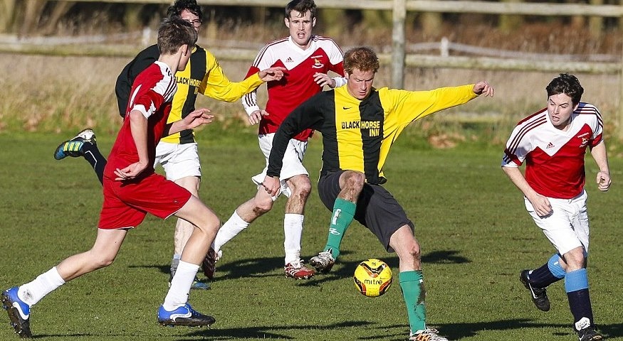 Άσφαιροι Πρίγκιπας Χάρι και Τζέιμς Μίντλετον στον χριστουγεννιάτικο αγώνα (photos+videos)