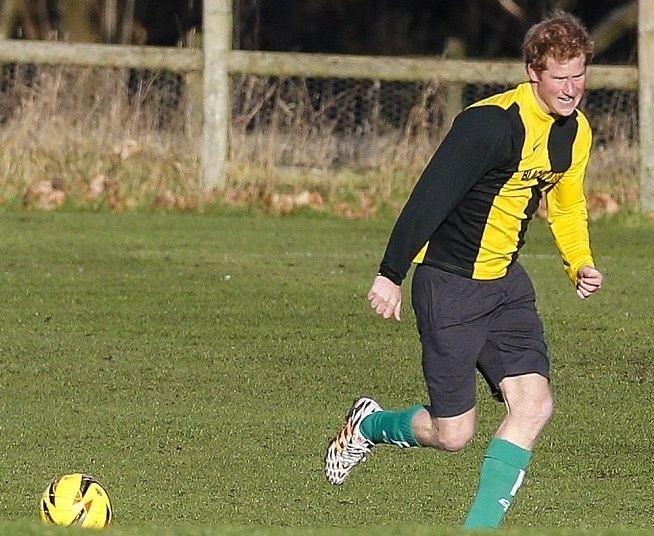 Άσφαιροι Πρίγκιπας Χάρι και Τζέιμς Μίντλετον στον χριστουγεννιάτικο αγώνα (photos+videos)