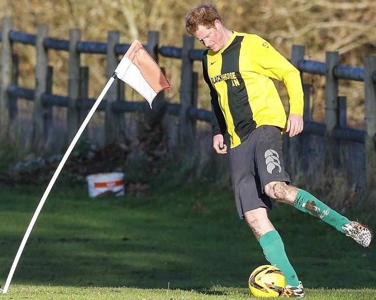 Άσφαιροι Πρίγκιπας Χάρι και Τζέιμς Μίντλετον στον χριστουγεννιάτικο αγώνα (photos+videos)