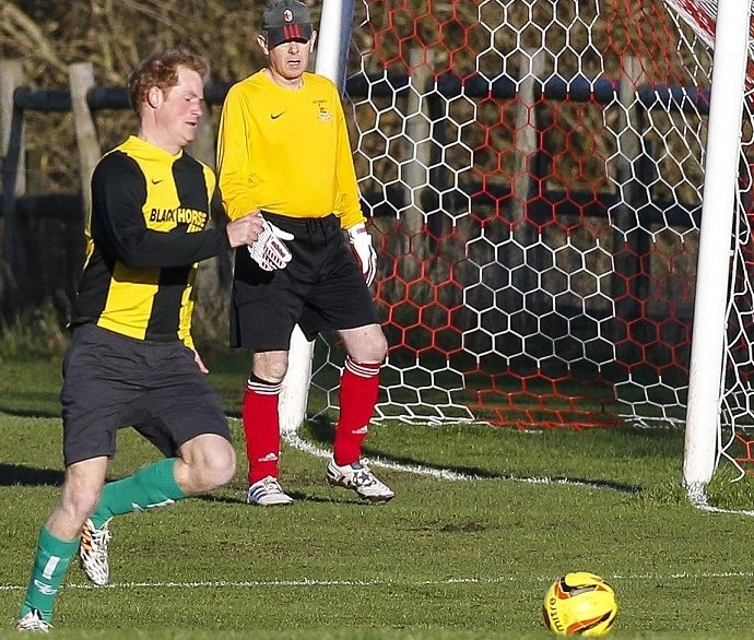 Άσφαιροι Πρίγκιπας Χάρι και Τζέιμς Μίντλετον στον χριστουγεννιάτικο αγώνα (photos+videos)