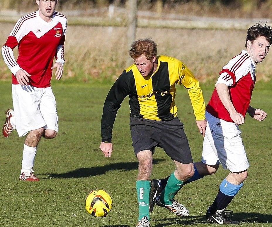 Άσφαιροι Πρίγκιπας Χάρι και Τζέιμς Μίντλετον στον χριστουγεννιάτικο αγώνα (photos+videos)