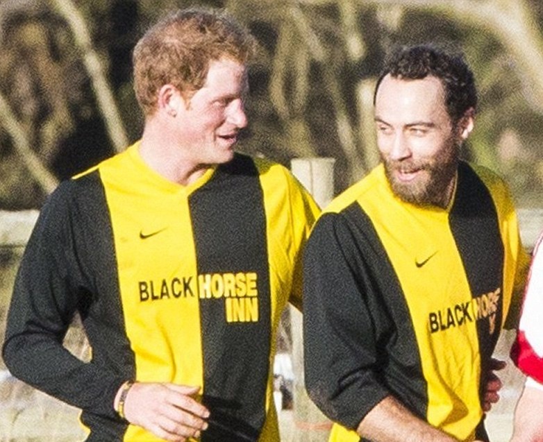 Άσφαιροι Πρίγκιπας Χάρι και Τζέιμς Μίντλετον στον χριστουγεννιάτικο αγώνα (photos+videos)