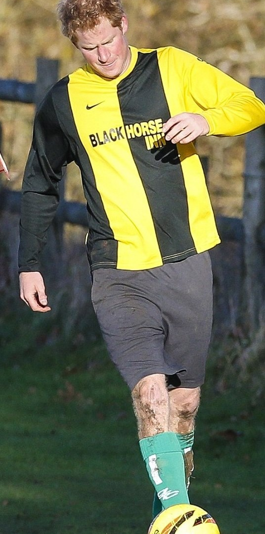 Άσφαιροι Πρίγκιπας Χάρι και Τζέιμς Μίντλετον στον χριστουγεννιάτικο αγώνα (photos+videos)