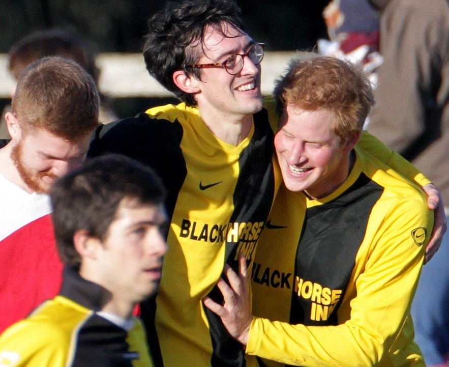 Άσφαιροι Πρίγκιπας Χάρι και Τζέιμς Μίντλετον στον χριστουγεννιάτικο αγώνα (photos+videos)