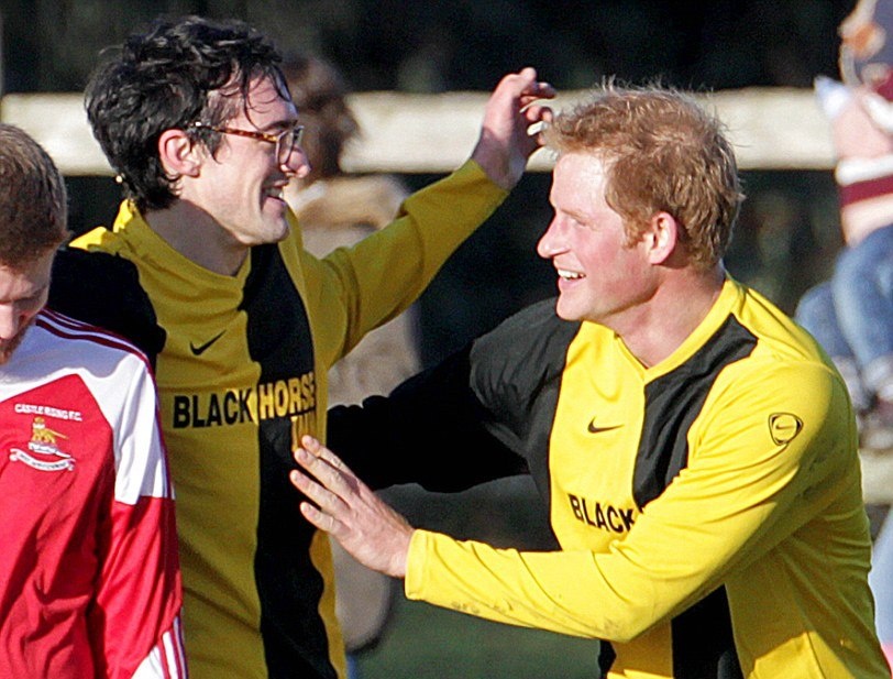 Άσφαιροι Πρίγκιπας Χάρι και Τζέιμς Μίντλετον στον χριστουγεννιάτικο αγώνα (photos+videos)