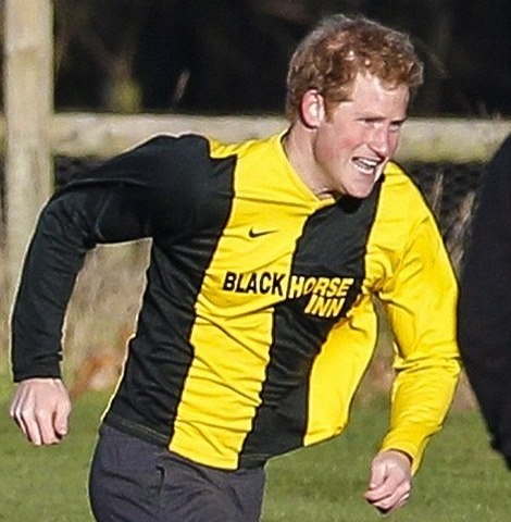 Άσφαιροι Πρίγκιπας Χάρι και Τζέιμς Μίντλετον στον χριστουγεννιάτικο αγώνα (photos+videos)