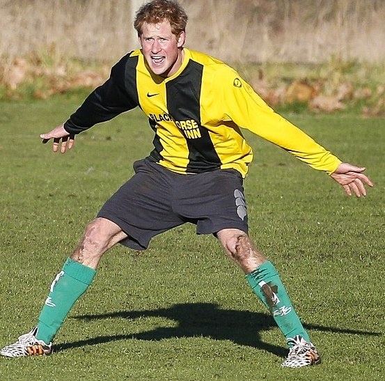 Άσφαιροι Πρίγκιπας Χάρι και Τζέιμς Μίντλετον στον χριστουγεννιάτικο αγώνα (photos+videos)