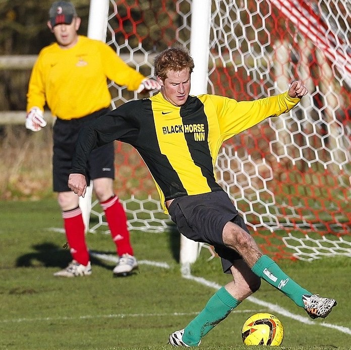 Άσφαιροι Πρίγκιπας Χάρι και Τζέιμς Μίντλετον στον χριστουγεννιάτικο αγώνα (photos+videos)