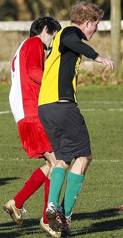 Άσφαιροι Πρίγκιπας Χάρι και Τζέιμς Μίντλετον στον χριστουγεννιάτικο αγώνα (photos+videos)