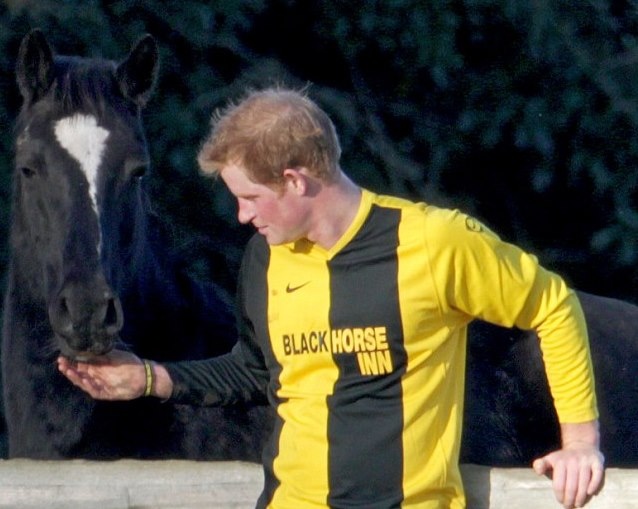 Άσφαιροι Πρίγκιπας Χάρι και Τζέιμς Μίντλετον στον χριστουγεννιάτικο αγώνα (photos+videos)