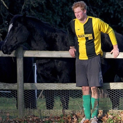 Άσφαιροι Πρίγκιπας Χάρι και Τζέιμς Μίντλετον στον χριστουγεννιάτικο αγώνα (photos+videos)