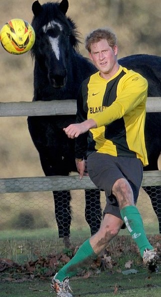 Άσφαιροι Πρίγκιπας Χάρι και Τζέιμς Μίντλετον στον χριστουγεννιάτικο αγώνα (photos+videos)