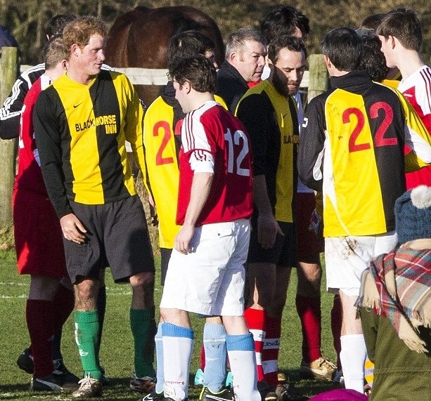 Άσφαιροι Πρίγκιπας Χάρι και Τζέιμς Μίντλετον στον χριστουγεννιάτικο αγώνα (photos+videos)