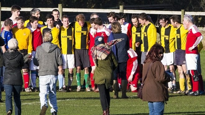 Άσφαιροι Πρίγκιπας Χάρι και Τζέιμς Μίντλετον στον χριστουγεννιάτικο αγώνα (photos+videos)