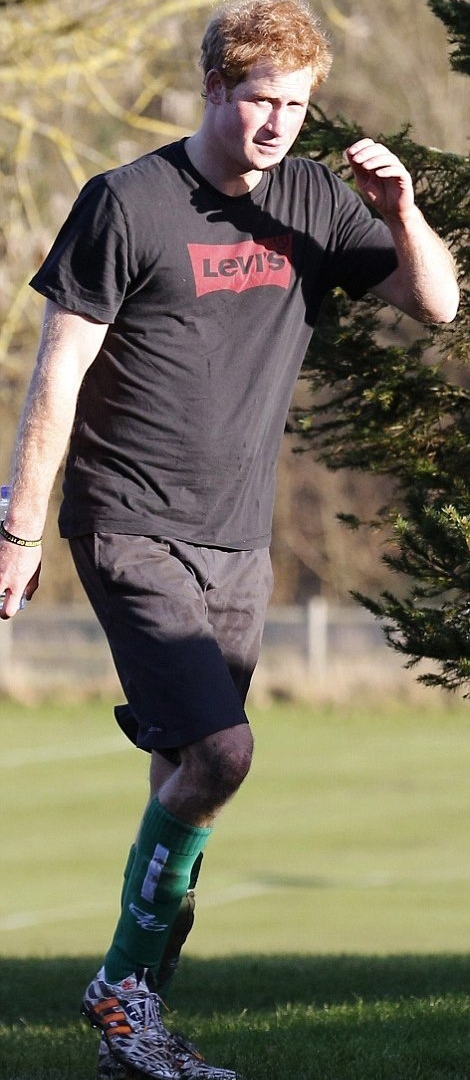 Άσφαιροι Πρίγκιπας Χάρι και Τζέιμς Μίντλετον στον χριστουγεννιάτικο αγώνα (photos+videos)