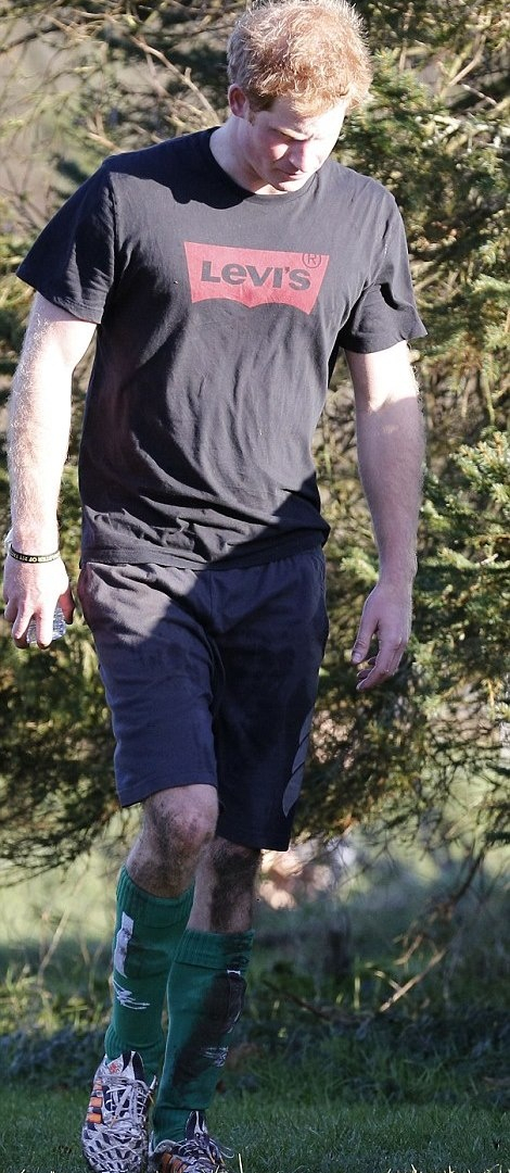 Άσφαιροι Πρίγκιπας Χάρι και Τζέιμς Μίντλετον στον χριστουγεννιάτικο αγώνα (photos+videos)