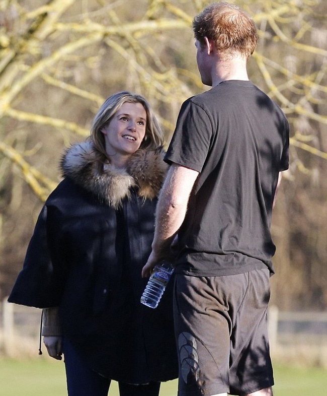 Άσφαιροι Πρίγκιπας Χάρι και Τζέιμς Μίντλετον στον χριστουγεννιάτικο αγώνα (photos+videos)