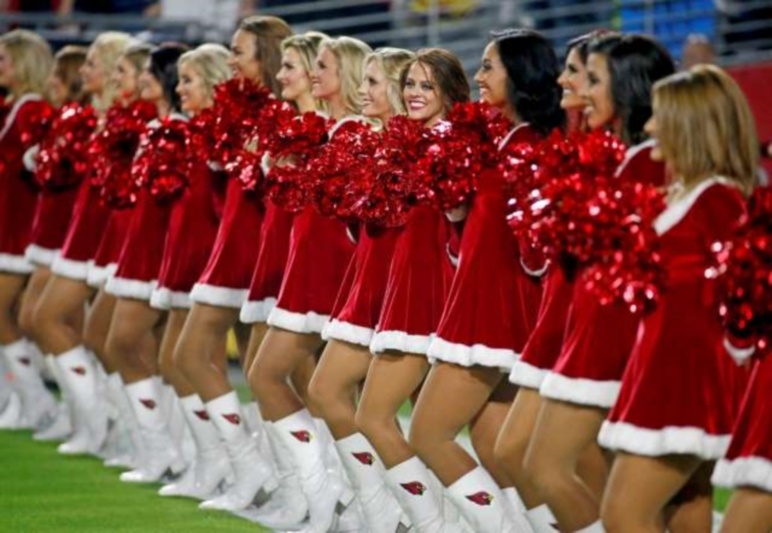 NFL: Στο 100% χριστουγεννιάτικες Cheerleaders (photos)