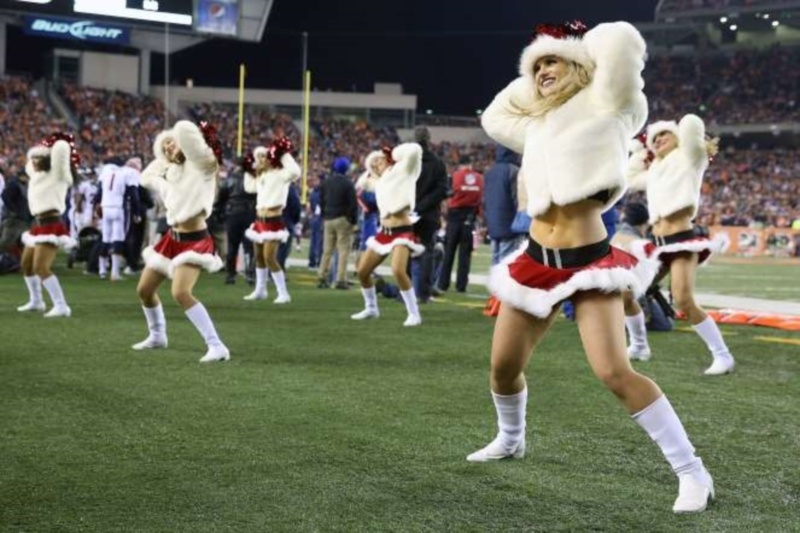 NFL: Στο 100% χριστουγεννιάτικες Cheerleaders (photos)