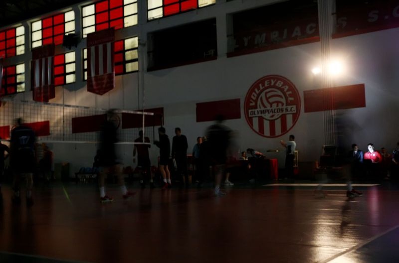 Ολυμπιακός – Φοίνικας Σύρου: Black out και διακοπή! (photos)
