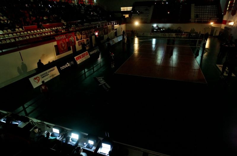 Ολυμπιακός – Φοίνικας Σύρου: Black out και διακοπή! (photos)