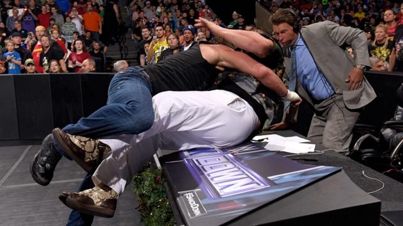WWE: Αλύγιστος Roman Reings (photos+videos)