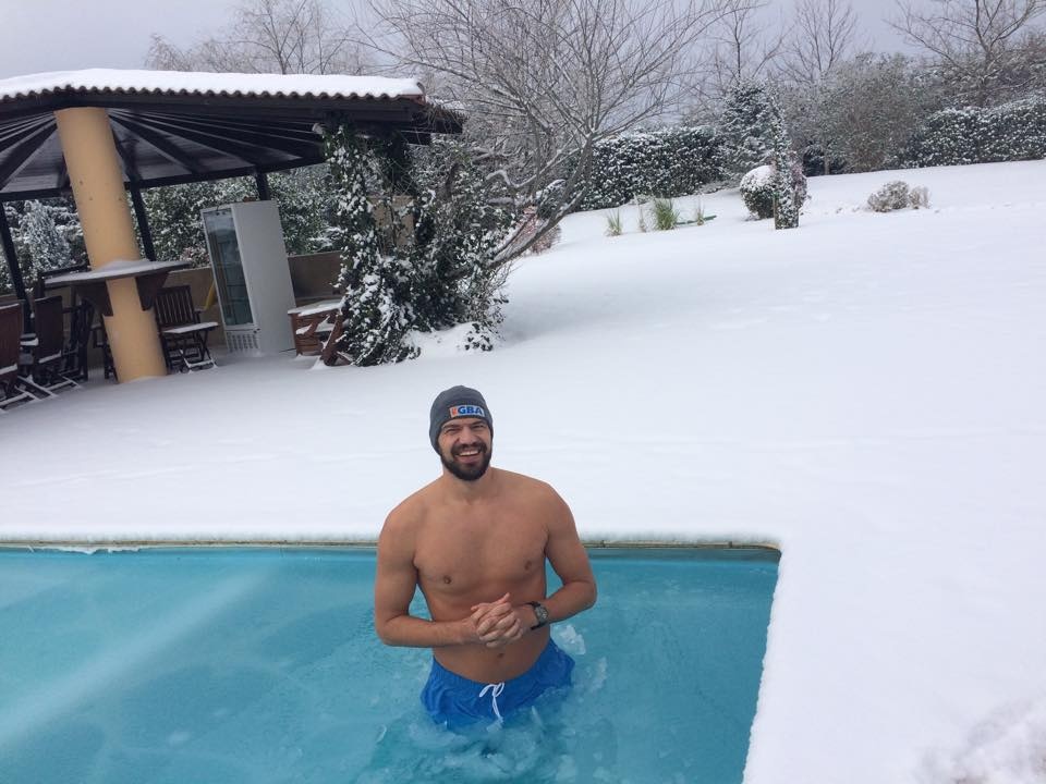 Βούτηξε σε χιονισμένη πισίνα ο Λάζαρος Παπαδόπουλος! (video+photos)
