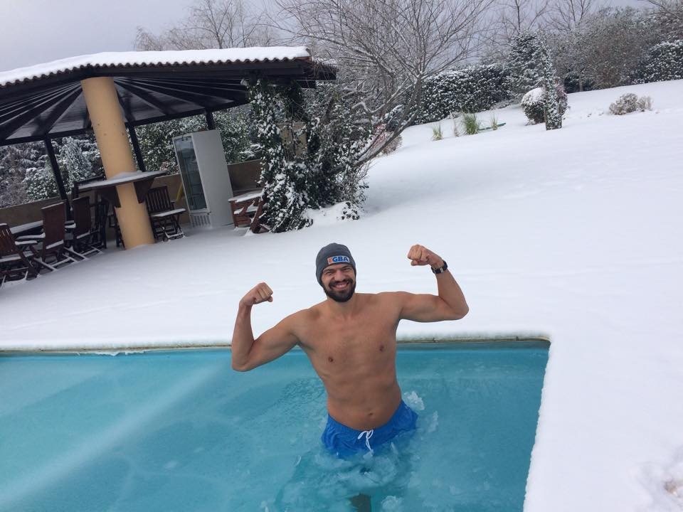 Βούτηξε σε χιονισμένη πισίνα ο Λάζαρος Παπαδόπουλος! (video+photos)